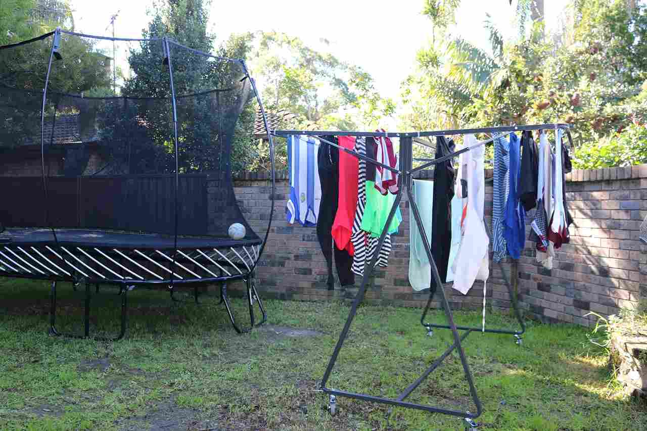 https://www.lifestyleclotheslines.com.au/cdn/shop/files/sunchaser-mobile-clothesline-outdoor_11zon.jpg?v=1690302698